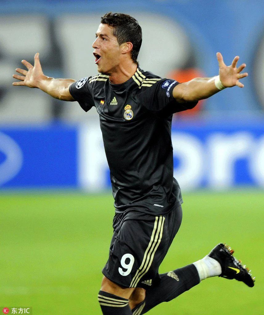 لباس مشکی رونالدو در رئال مادرید فصل 2009/10