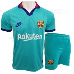 ست لباس سوم بارسلونا با طرح زمینه آبی و طرح های لوزی شکل محو روی لباس 